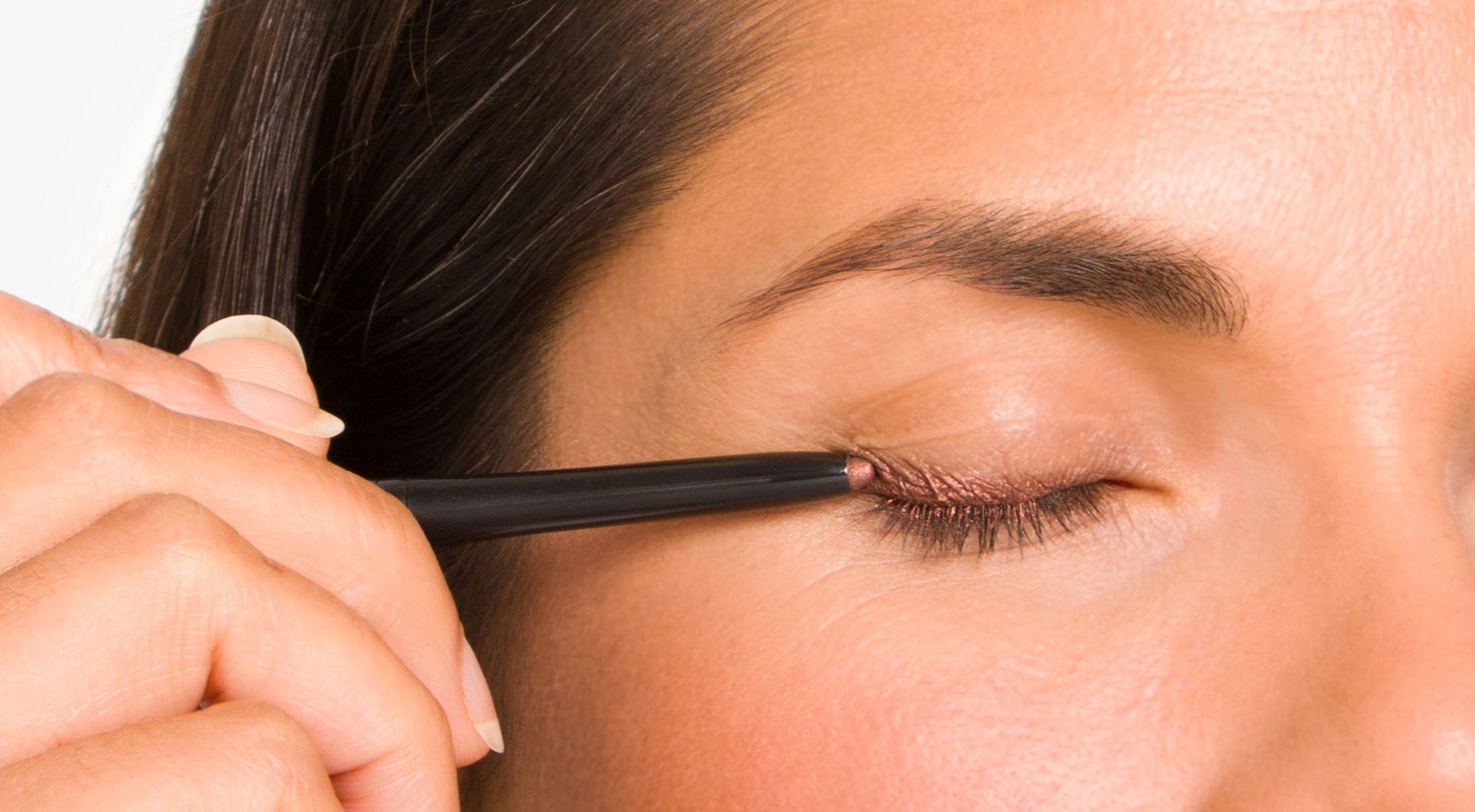 Vrouw die Automatic eye pencil opdoet 