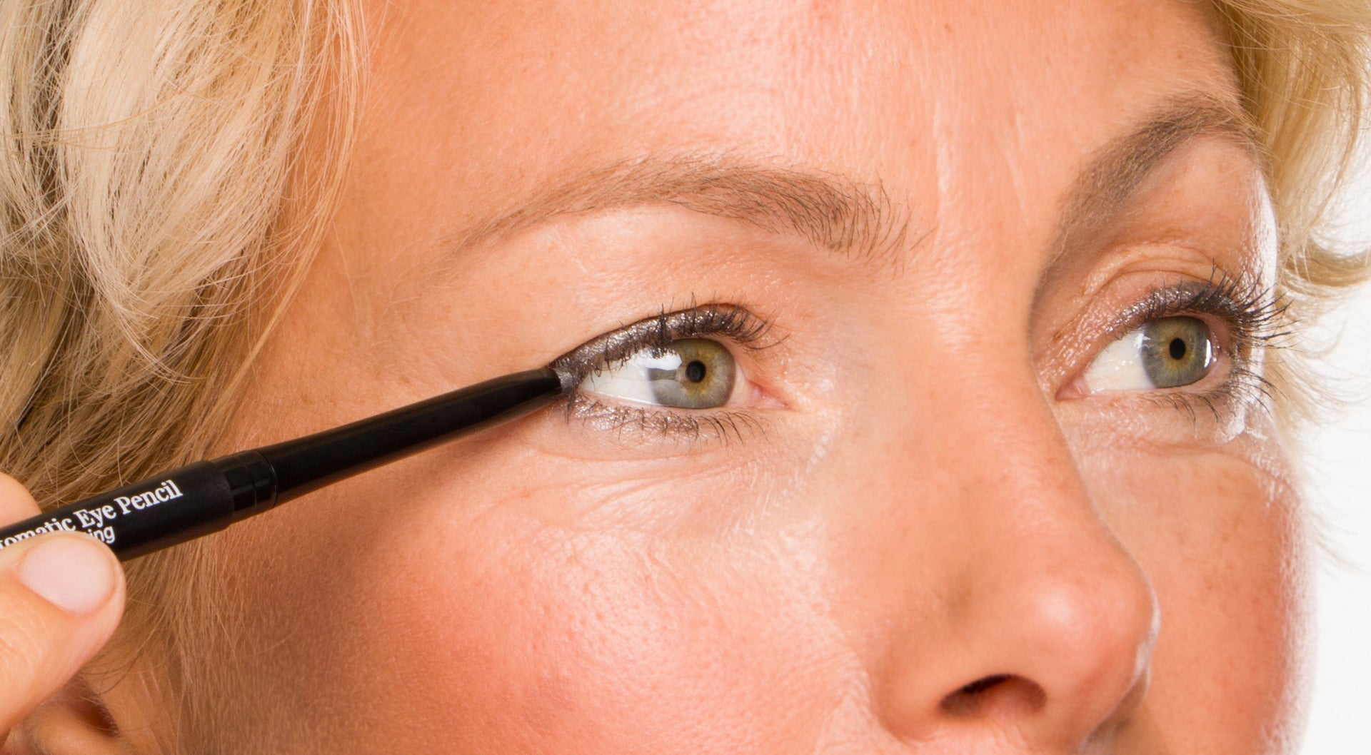 Vrouw die Automatic eye pencil opdoet 