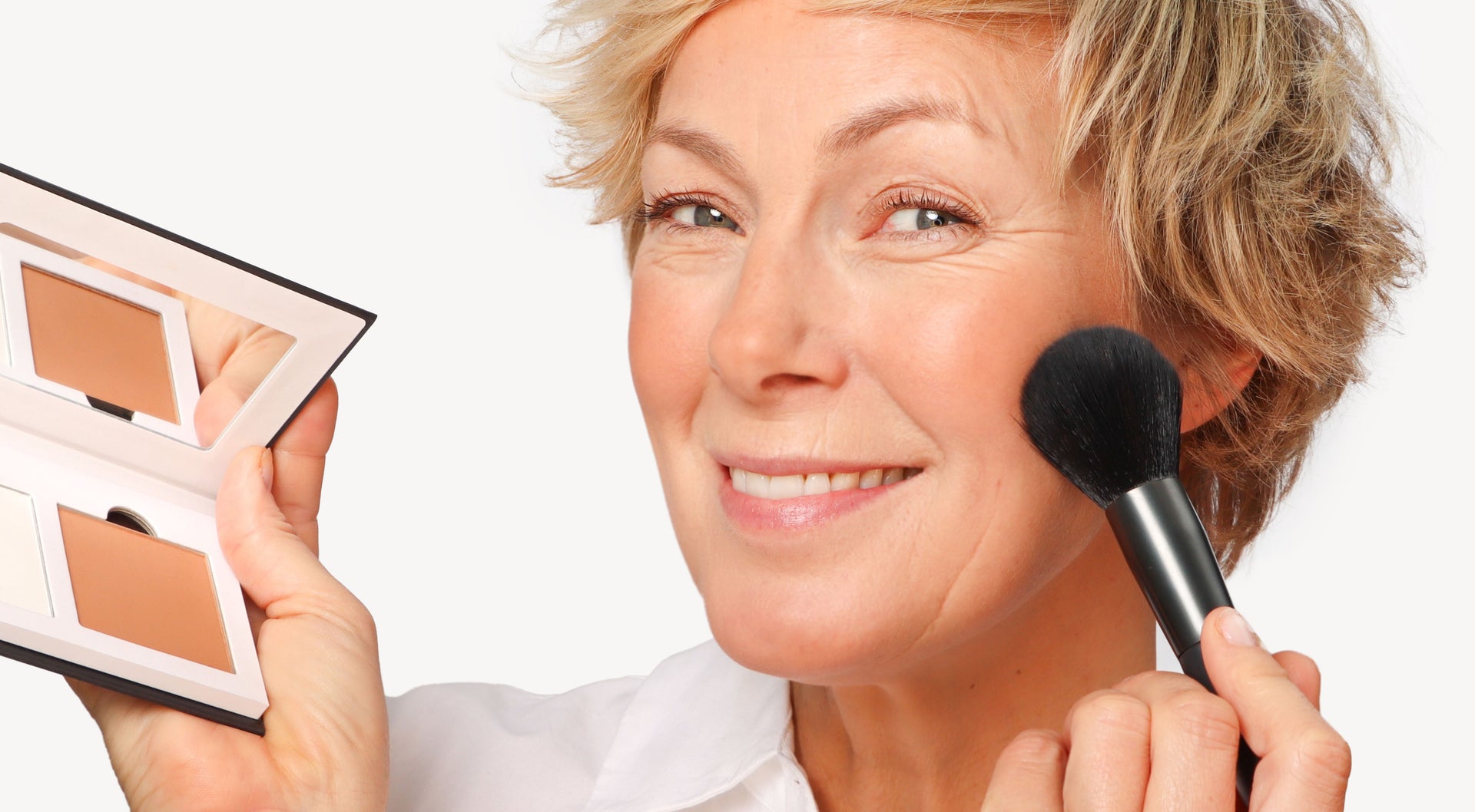 Vrouw die bronzer opdoet 