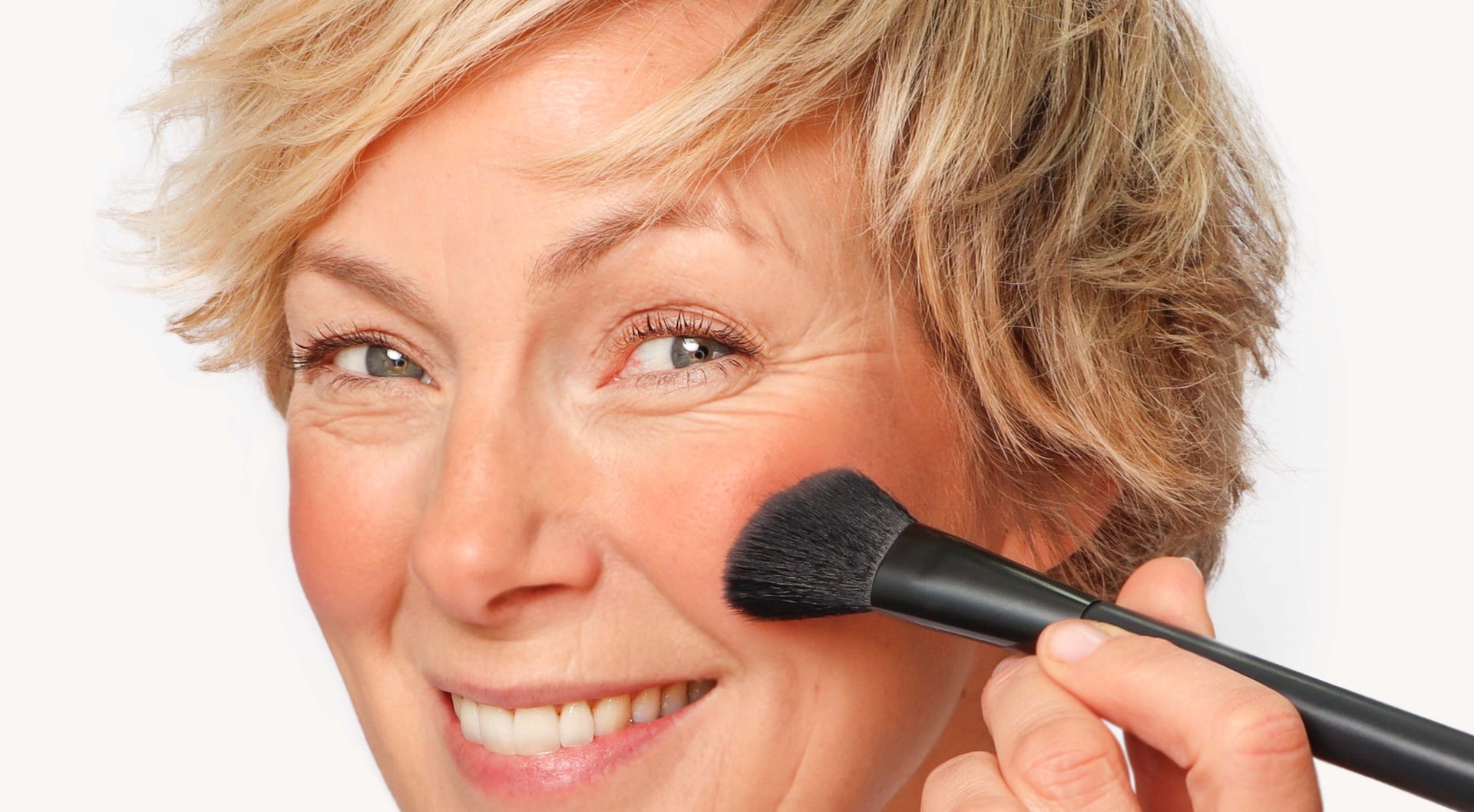 Vrouw die blush opdoet 
