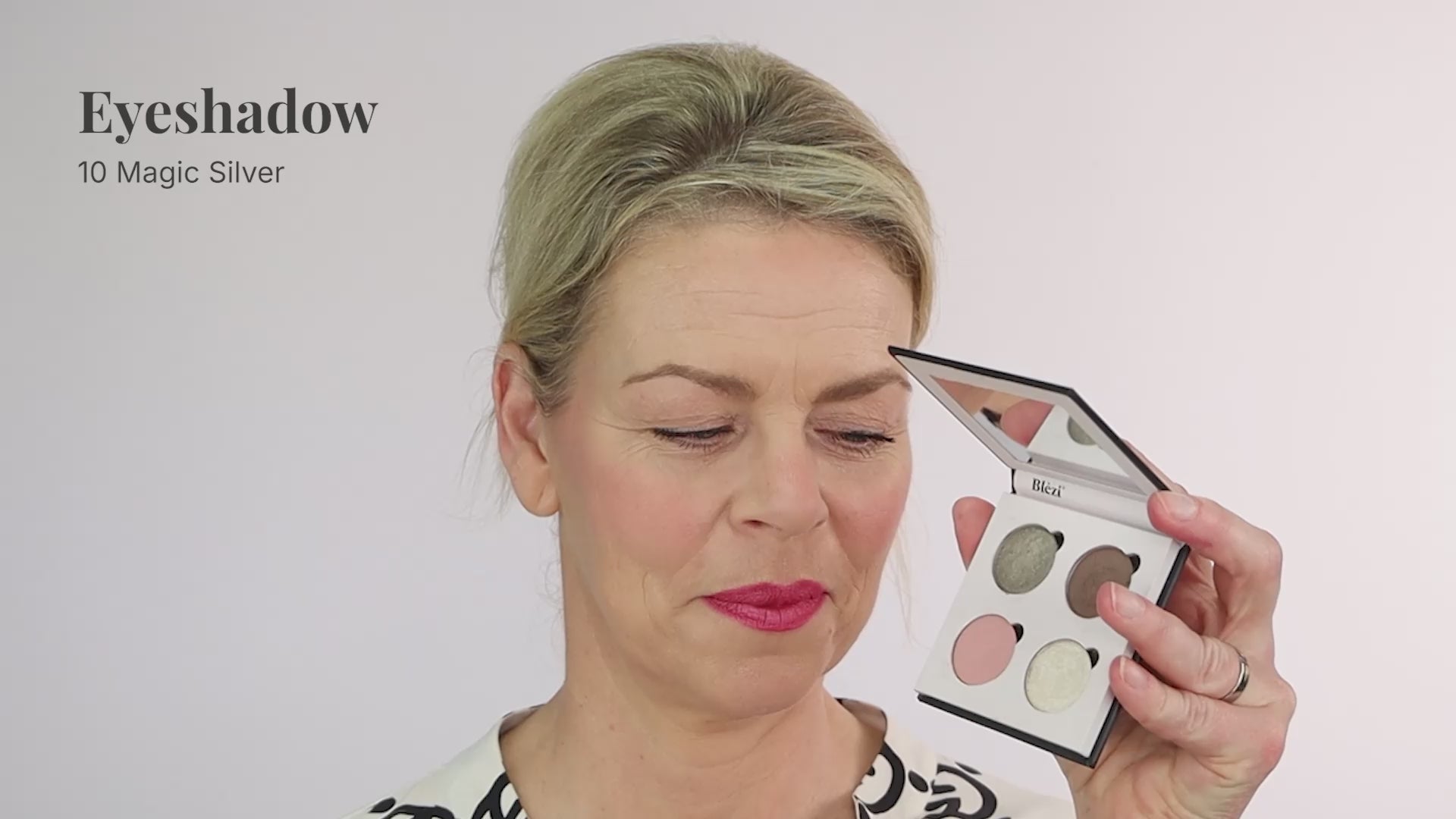 Vrouw demonstreert Blèzi oogschaduw palette in de tint 10 Magic Silver.