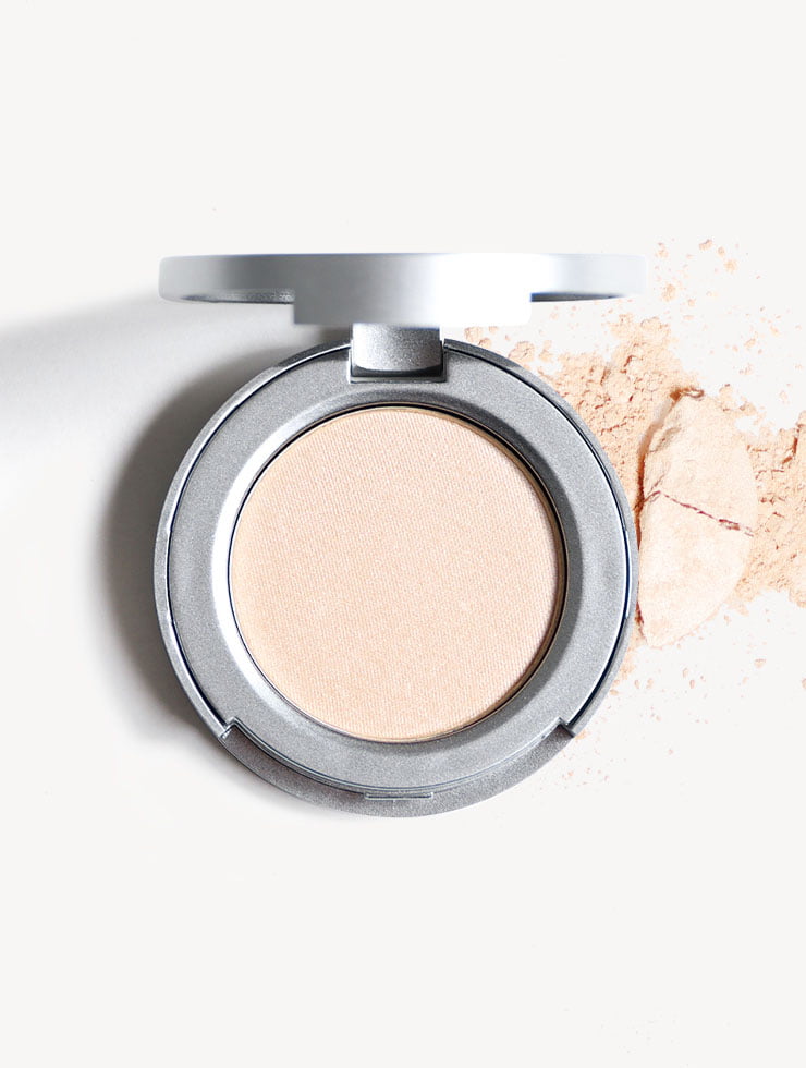 Eye Shadow 75 Chic Champagne Blèzi Eye Shadow 75 Chic Champagne met swatch