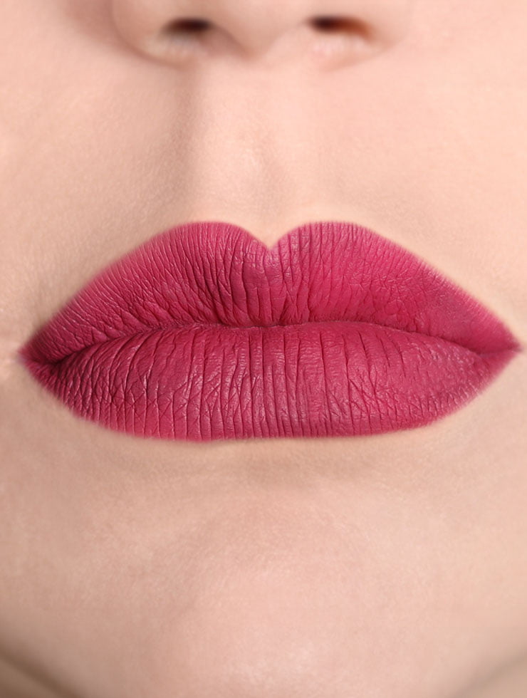 Lip Fix 67 Ibiza Berry Blèzi Lip Fix 67 Ibiza Berry op lippen