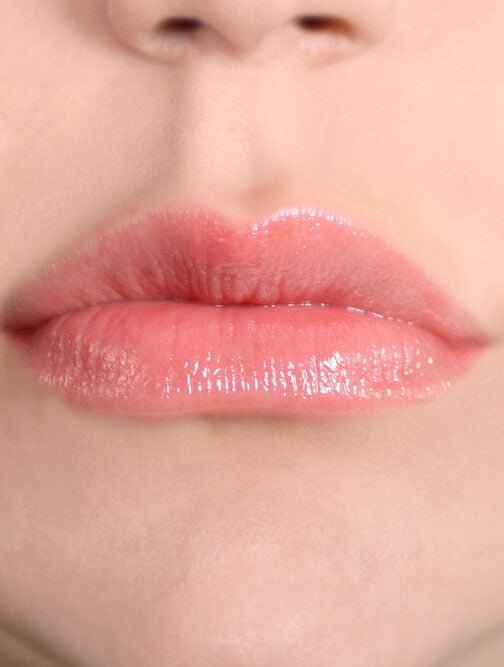 Blèzi Hybrid Lip Gloss op lippen
