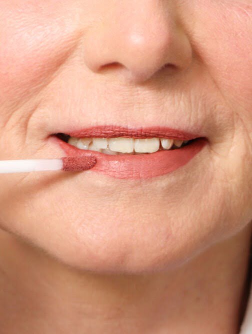 Blèzi Lip Fix 12 Vintage Rose aanbrengen op lippen