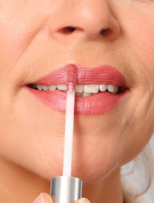 Blèzi Lip Fix 60 Graceful Pink op lippen aanbrengen